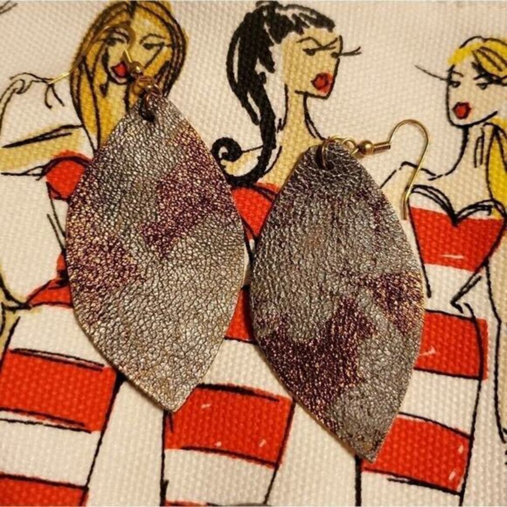 New leather Maude C metallized leaf earrings‎